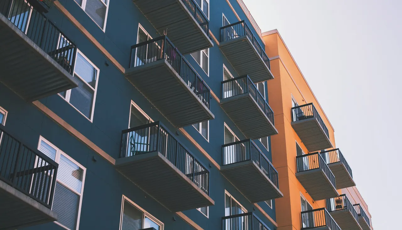 Fachada de prédio residencial de apartamentos alugados, vista de baixo
