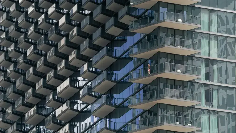 Fachada de torre residencial moderna de alto padrão com varandas escalonadas e vidro