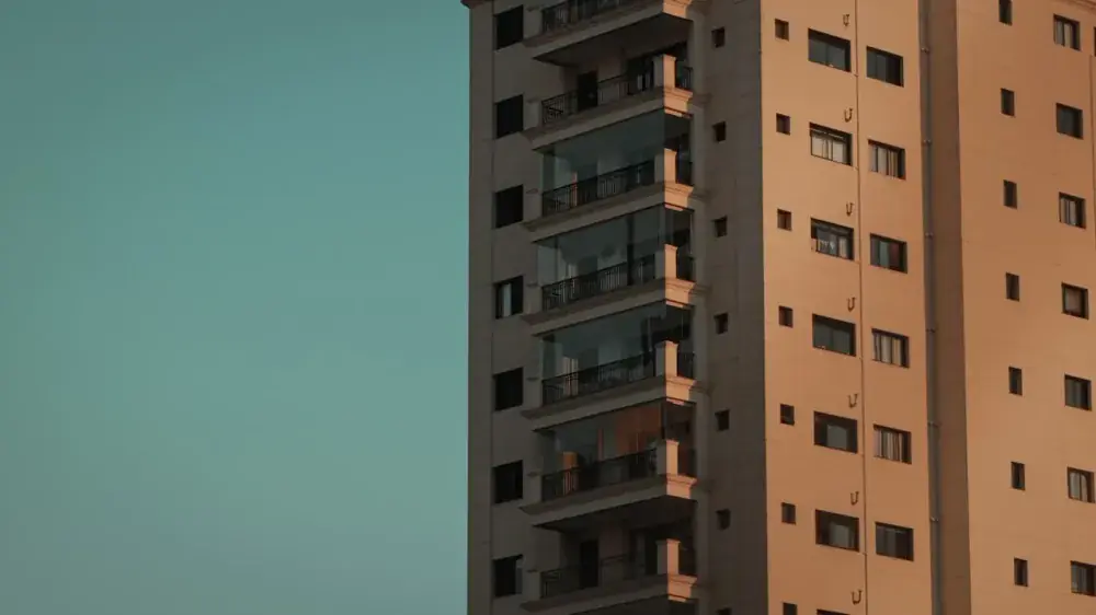 Fachada de condomínio residencial popular com prédios de quatro andares