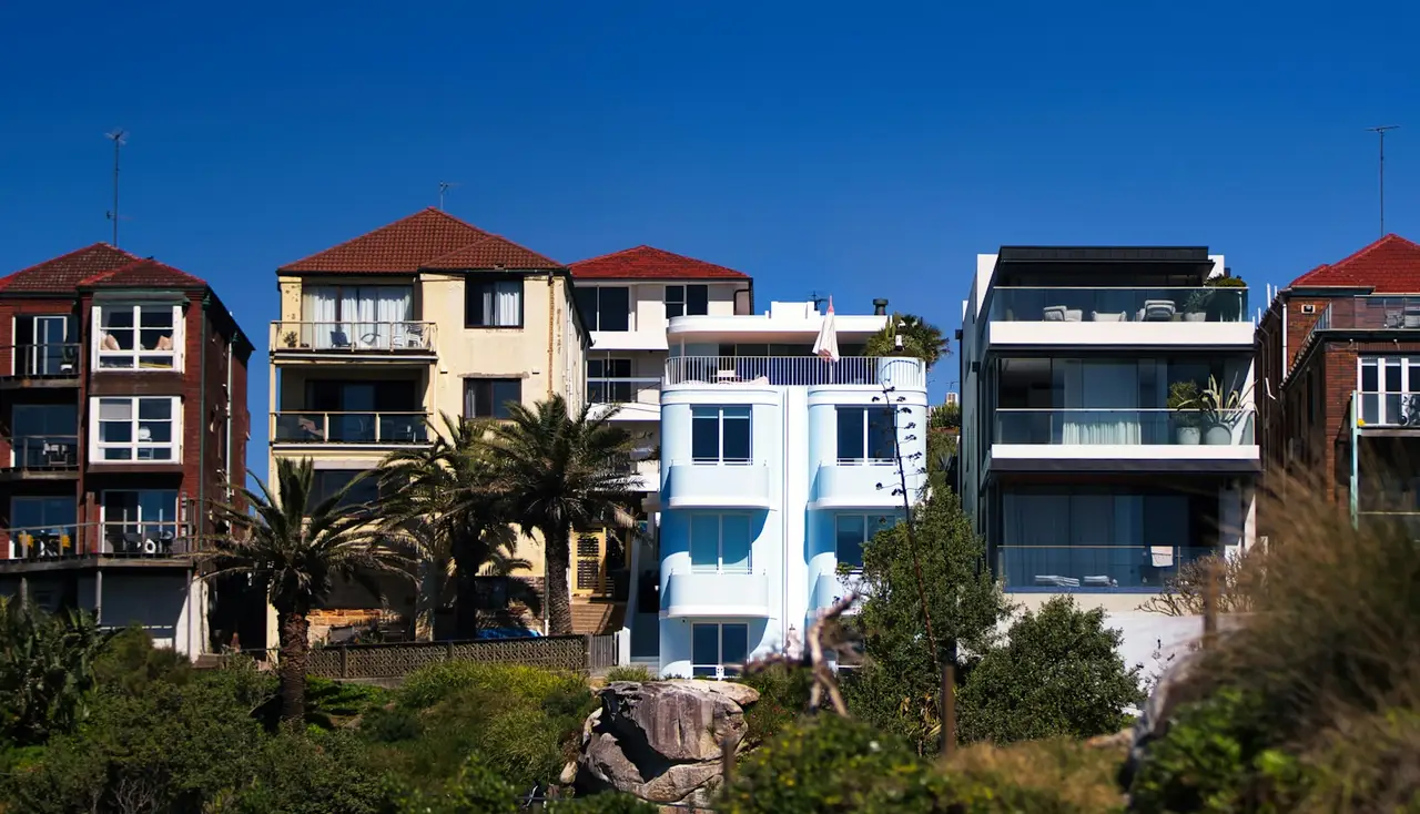 Prédios residenciais vistos de baixo em dia de céu azul