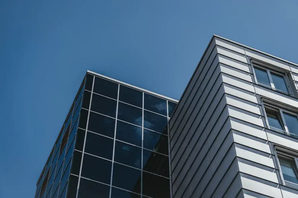 Mesa com contrato de financiamento imobiliário, chaves e calculadora ao lado de planta de apartamento