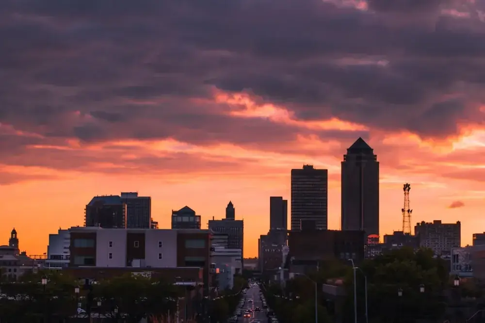 Skyline de prédios residenciais e comerciais ao entardecer visto de cima