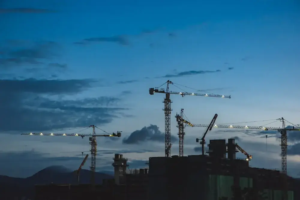 Vista aérea de bairro residencial brasileiro com prédios e casas em construção
